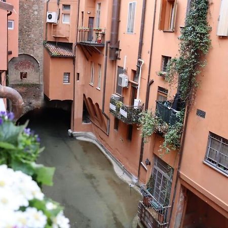 Little Apartment Over The Canal Bologna Exteriör bild