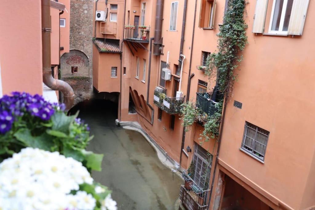 Little Apartment Over The Canal Bologna Exteriör bild